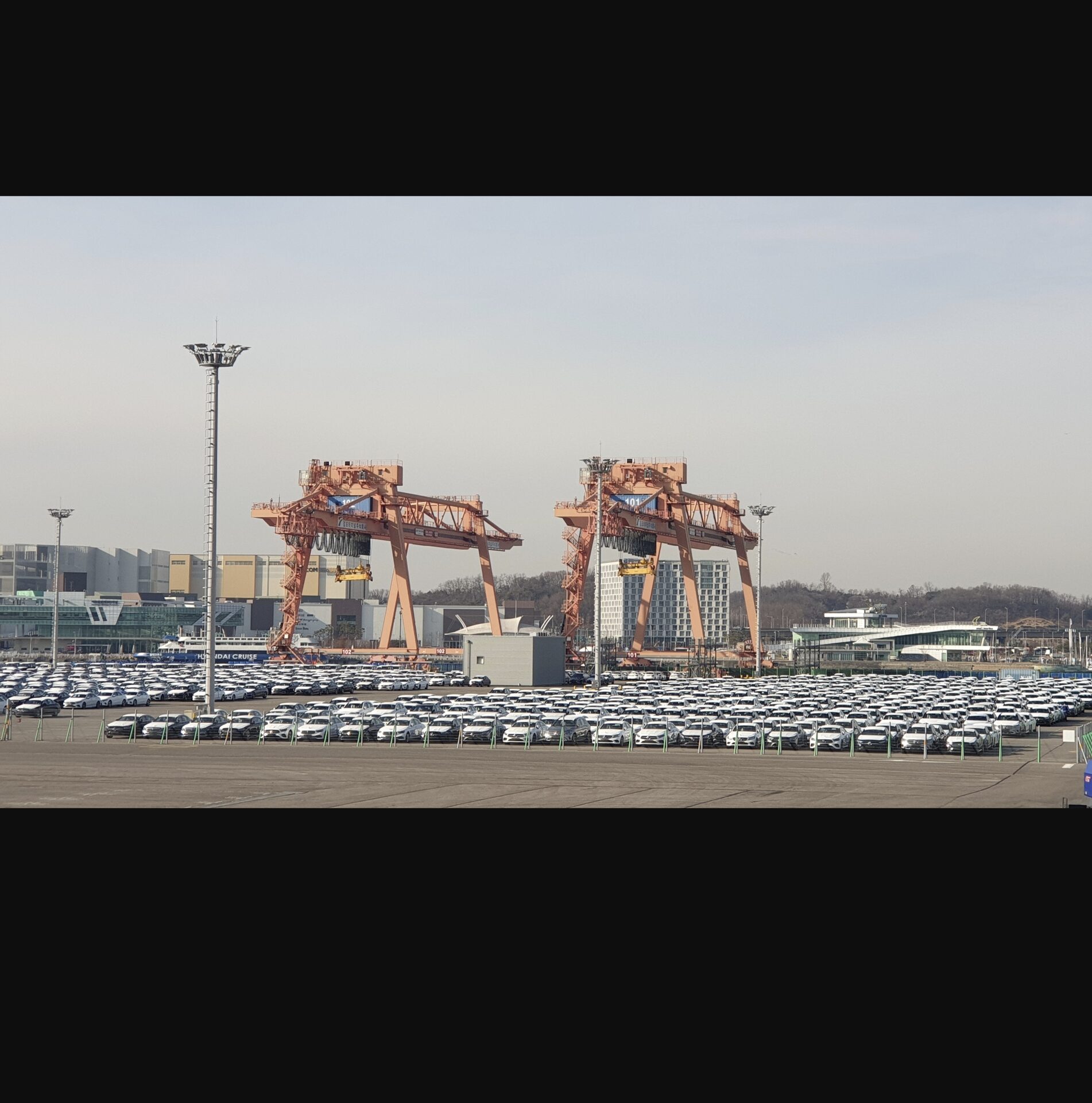 항만 크레인과 차량 야적장